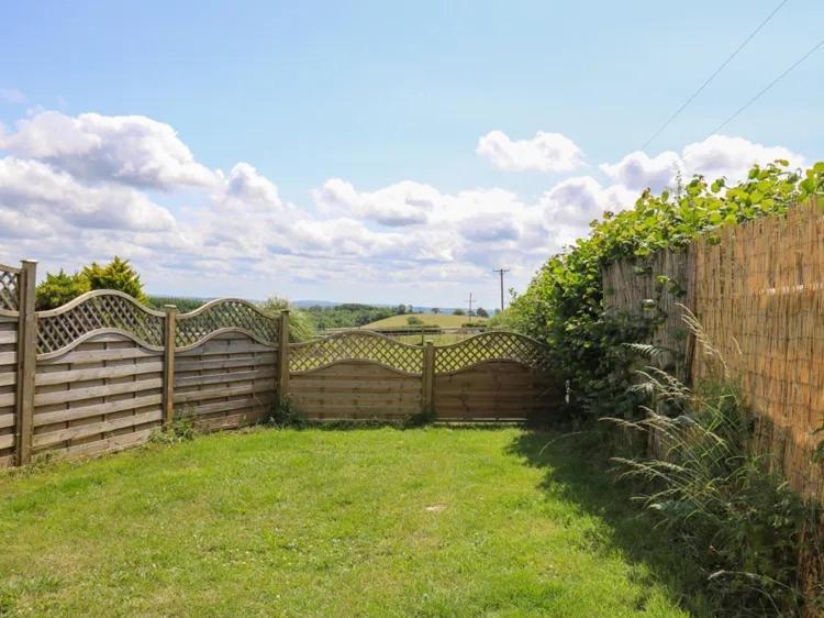 2 Bedroom Holiday Home In The Heart Of West Wales Сент-Кліарз Екстер'єр фото