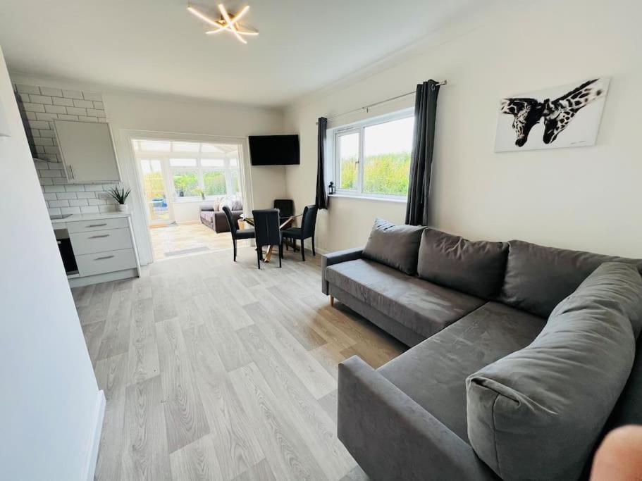 2 Bedroom Holiday Home In The Heart Of West Wales Сент-Кліарз Екстер'єр фото