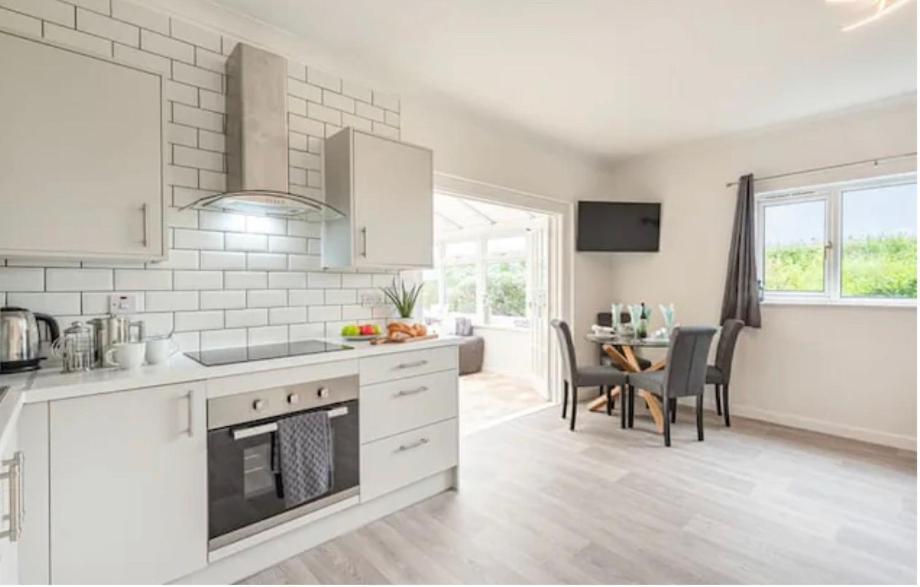 2 Bedroom Holiday Home In The Heart Of West Wales Сент-Кліарз Екстер'єр фото
